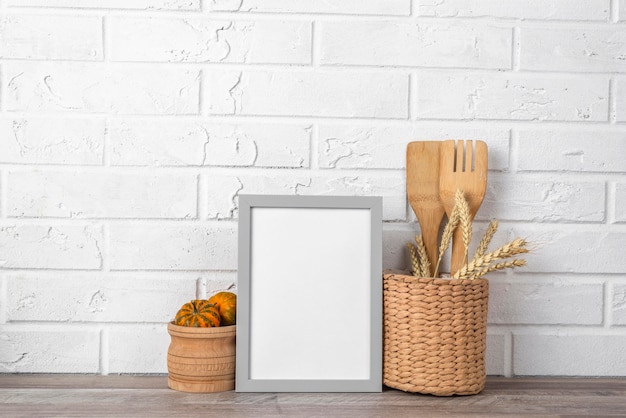 Quadro em branco no balcão da cozinha