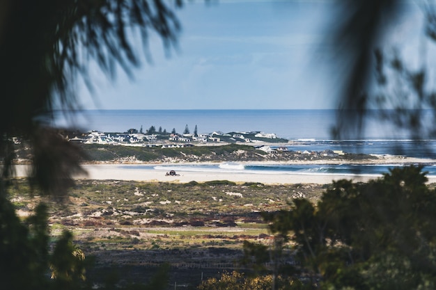 Foto grátis quadro em um quadro quente de uma costa de vila sob um céu azul claro