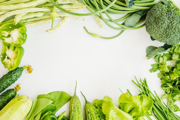 Foto grátis quadro feito de vegetais verdes para escrever texto