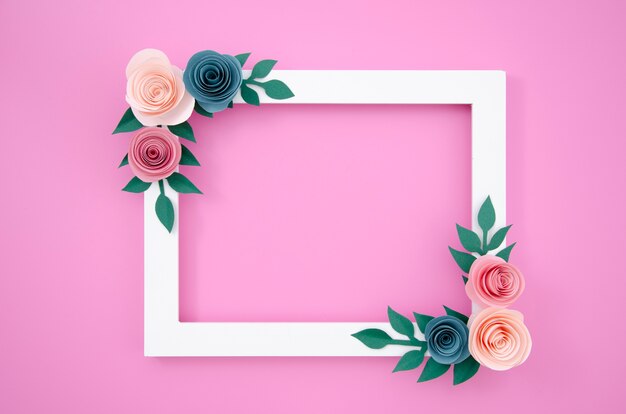 Quadro floral branco de vista superior em fundo rosa