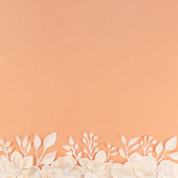 Quadro floral de vista superior com fundo laranja