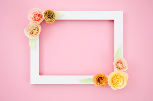 Quadro floral elegante branco em fundo rosa