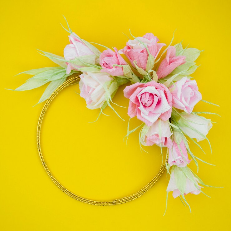 Foto grátis quadro floral em fundo amarelo