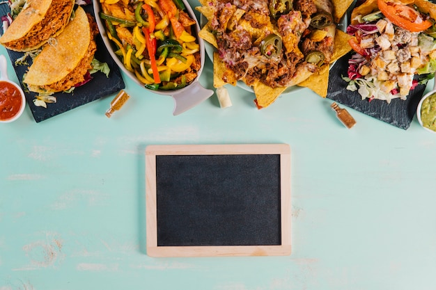 Foto grátis quadro-negro abaixo da comida mexicana no fundo azul