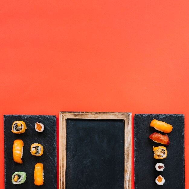 Quadro negro entre placas de sushi