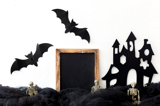 Foto grátis quadro-negro na composição de halloween