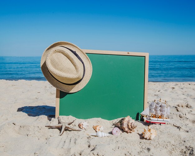 Quadro negro na praia arenosa