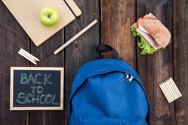 Quadro-negro, sanduíche e material escolar