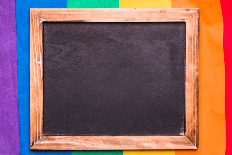 Foto grátis quadro-negro vazio no fundo do arco-íris