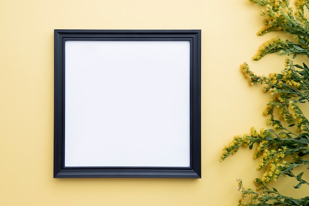 Quadro perto de flores amarelas
