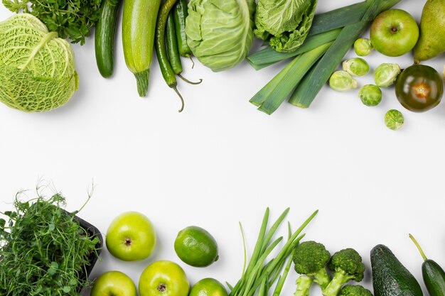 Quadro plano de frutas e legumes verdes leigos