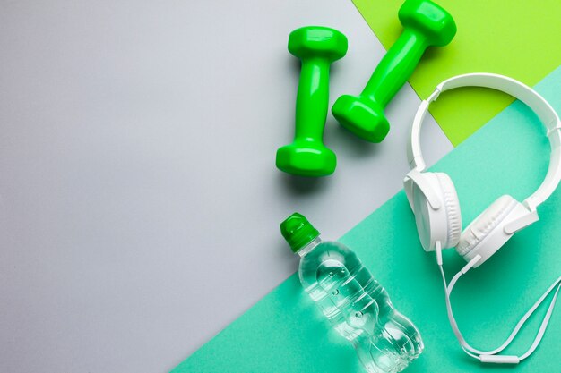 Quadro plano leigo com fones de ouvido e halteres