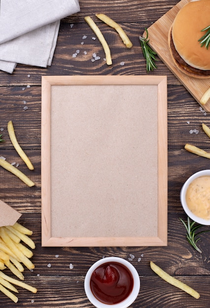 Foto grátis quadro saboroso hambúrguer e batatas fritas