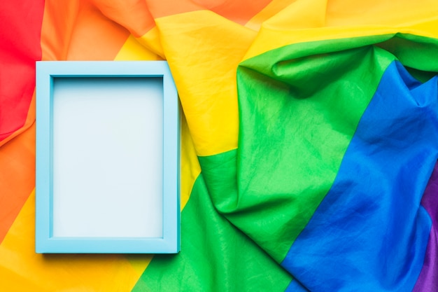 Quadro vazio azul na bandeira LGBT amassado