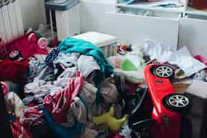 Foto grátis quarto bagunçado e conceito de desordem na sala de estar ou no quarto. roupas e outras coisas espalhadas pelo chão.