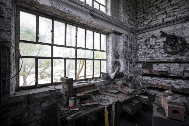 Quarto bagunçado em prédio abandonado