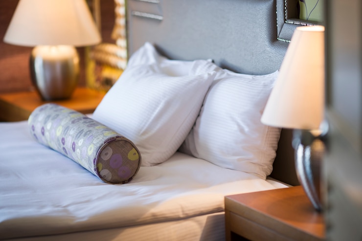 Foto grátis quarto de hotel com lençóis brancos