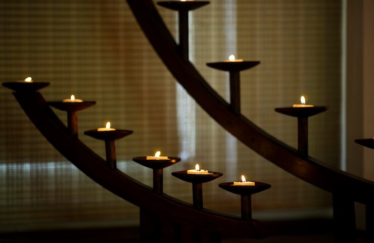 Foto grátis quarto escuro com velas acesas