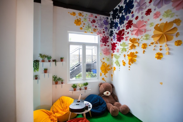 Quarto para crianças com flores artesanais nas paredes