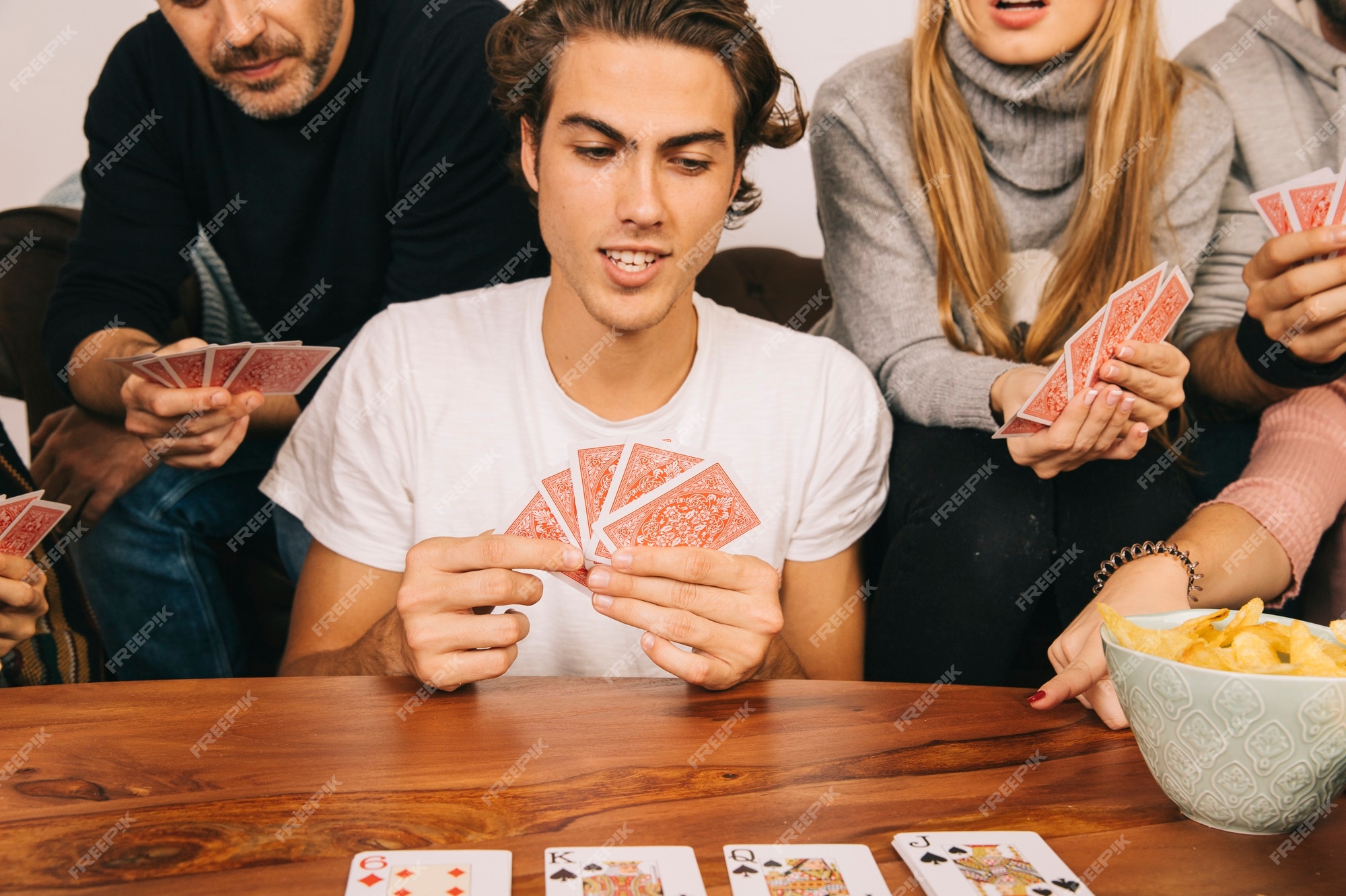 Amigos Homens Felizes Jogando Cartas Em Casa à Noite Foto de Stock