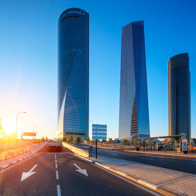 Quatro arranha-céus modernos ao nascer do sol Madrid, Espanha