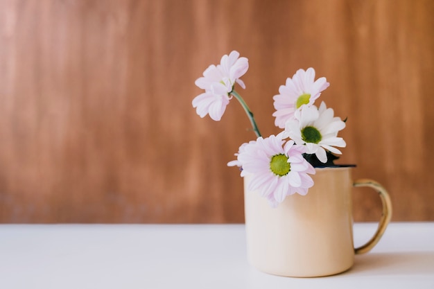 Quatro flores na caneca