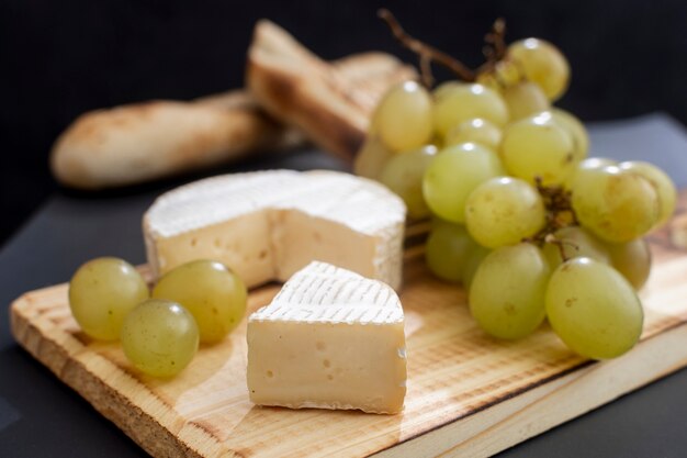 Queijo brie delicioso com uvas