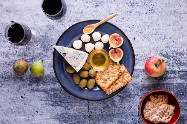 Queijo brie saboroso e lanches em uma mesa