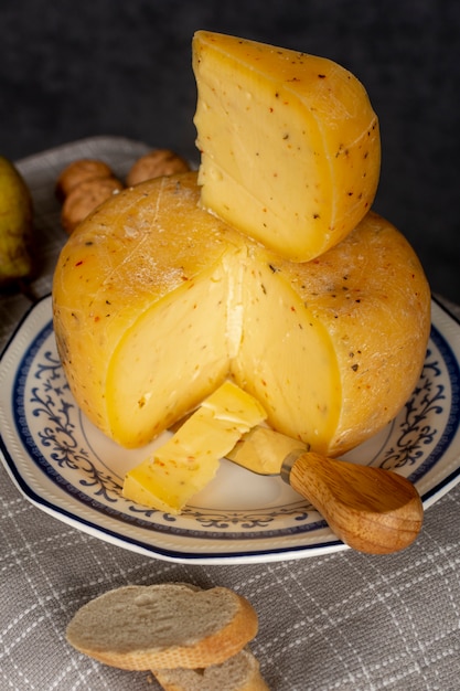 Foto grátis queijo delicioso close-up em um prato