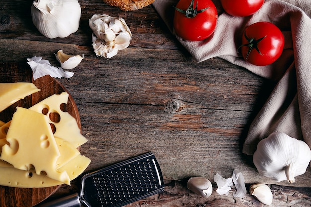 Queijo delicioso com tomate e alho