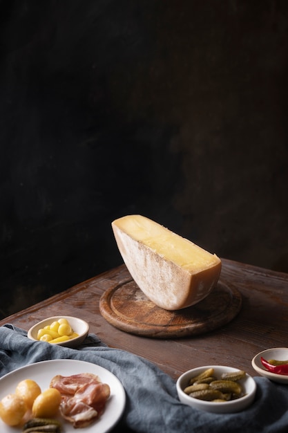 Queijo delicioso de alto ângulo na placa de madeira