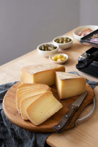 Queijo delicioso de alto ângulo na placa de madeira