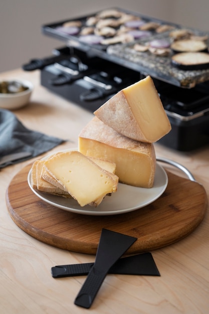 Queijo delicioso na tábua de madeira