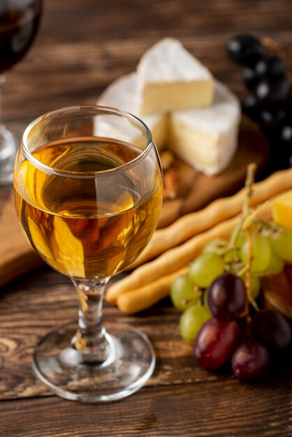 Queijo e vinho de alto ângulo para degustação na mesa