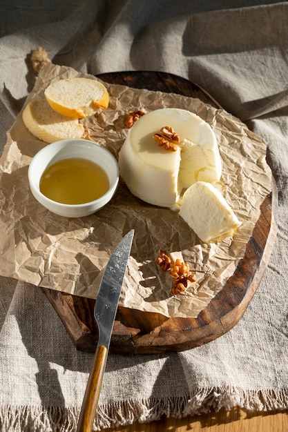 Foto grátis queijo saboroso em alto ângulo de papel