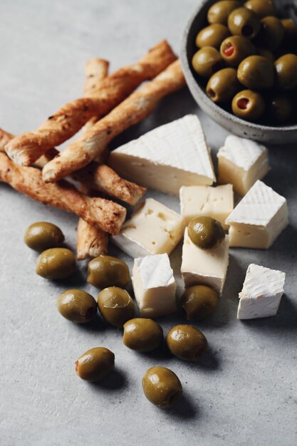 Queijos, azeitonas e palitos de queijo