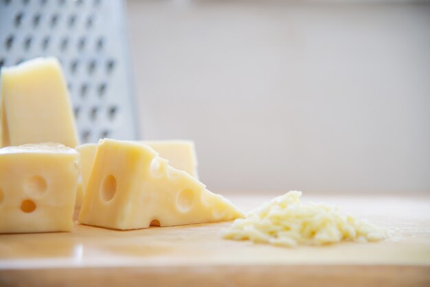 Queijos bonitos na cozinha - conceito de preparação de comida de queijo
