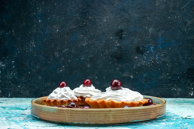 Queque com cereja e creme na atraente