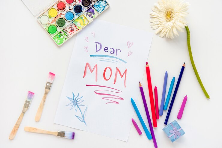Foto grátis querida mamãe inscrição em papel com lápis