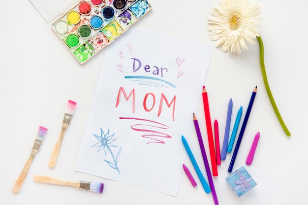 Querida mamãe inscrição em papel com lápis