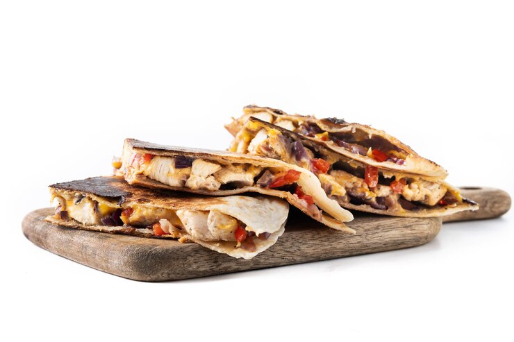 Foto grátis quesadilla mexicana com queijo de frango e pimentas isoladas no fundo branco