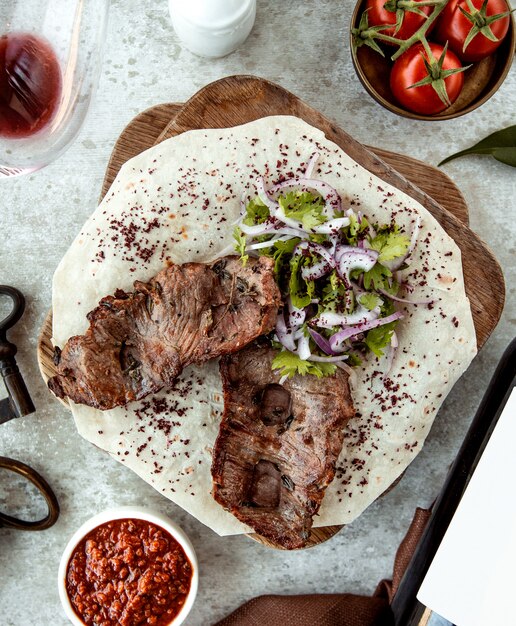 Quibe de carne em cima da mesa