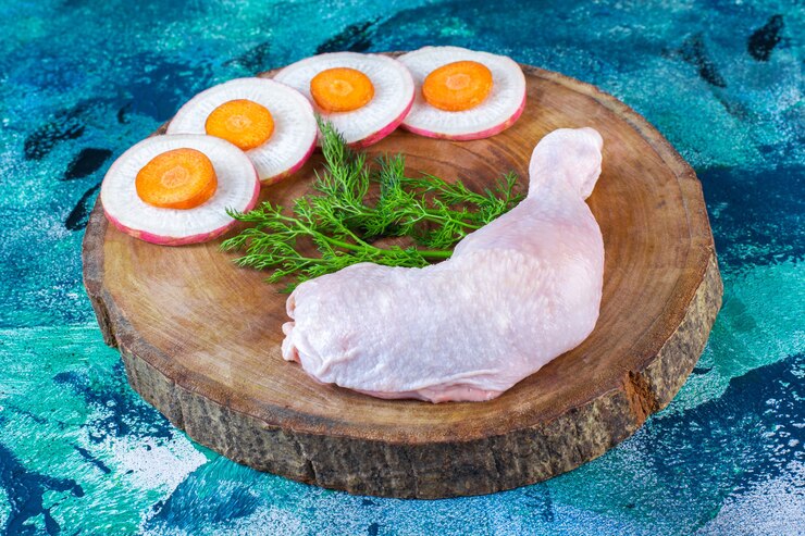 Foto grátis rabanete fatiado e cenoura com endro e coxinha de frango em um tabuleiro