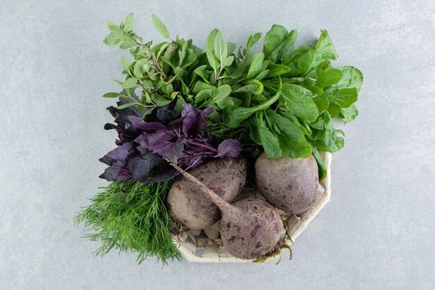 Foto grátis rabanetes deliciosos com verduras na tigela, no fundo de mármore.