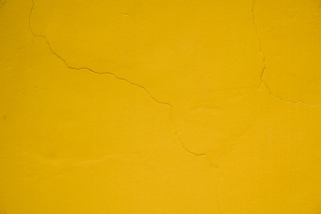 Rachado no fundo da parede texturizada amarelo