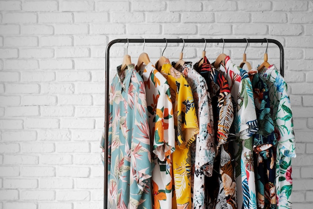 Rack de roupas com camisas havaianas com estampa floral