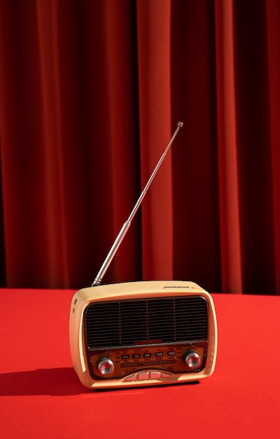 Foto grátis rádio antigo em brechó