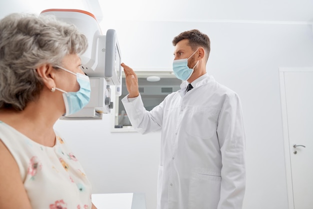 Radiologista tocando a tela de equipamentos modernos, iniciando a digitalização