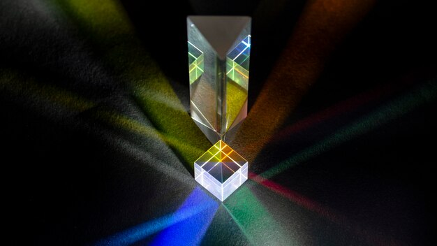 Raios de luz coloridos no conceito abstrato de prisma