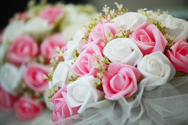 Ramalhete agradável com flores brancas e rosa